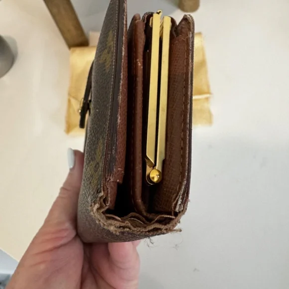 LOUIS VUITTON VIENNOIS MONOGRAM WALLET - Picture 15 of 15